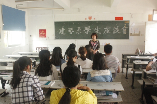 徐爱莲老师与学生们交谈 徐爱莲老师与学生们交谈