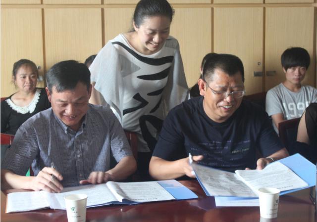 学校领导与企业领导签约 学校领导与企业领导签约
