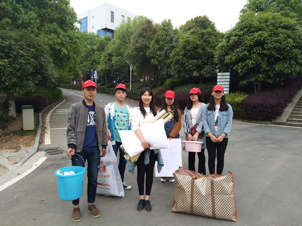 志愿者们正在为大三学姐搬运行李 志愿者们正在为大三学姐搬运行李
