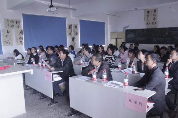 老师、同学们都在认真听取开题报告的讲解 老师、同学们都在认真听取开题报告的讲解