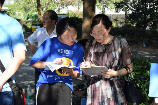 助理指导宾欣怡正在对出勤情况进行汇总上报 助理指导宾欣怡正在对出勤情况进行汇总上报
