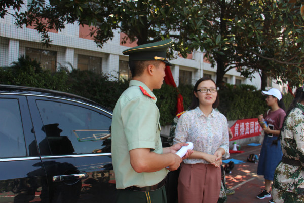 建筑班辅导员张巧玲老师向一连教官询问军训的各项问题 建筑班辅导员张巧玲老师向一连教官询问军训的各项问题