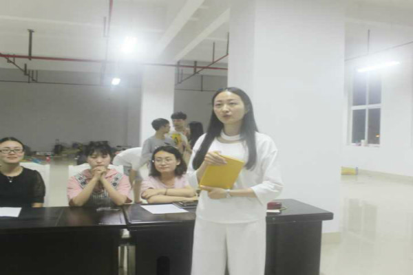 分院团总支书记李郴老师进行总结 分院团总支书记李郴老师进行总结