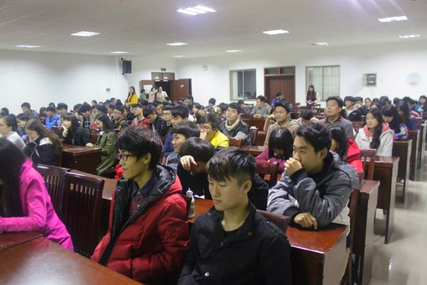 同学们认真聆听