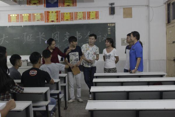 大三学长学姐与学弟学妹互动 大三学长学姐与学弟学妹互动