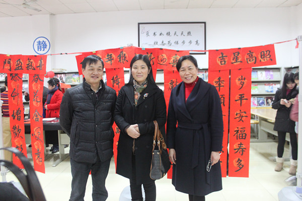 院工会主席罗慧玲(中)与我系领导合影 院工会主席罗慧玲(中)与我系领导合影