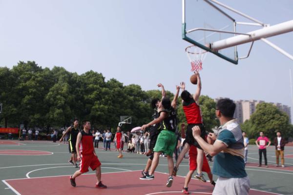 学生和企业员工篮球赛场展英姿 学生和企业员工篮球赛场展英姿