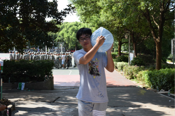 三连辅导员助理陈顺亮正在为连队搬运饮用水 三连辅导员助理陈顺亮正在为连队搬运饮用水
