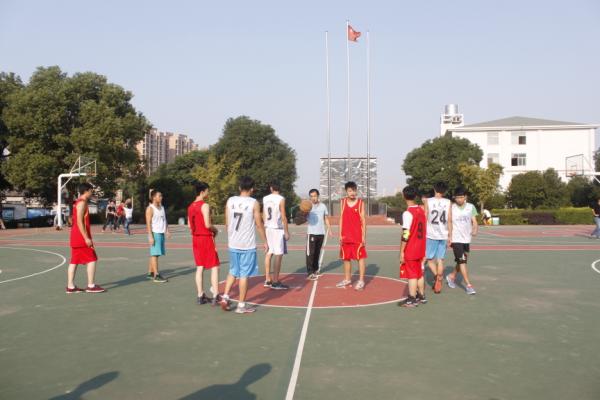 队员认真聆听周毅老师赛前指导 队员认真聆听周毅老师赛前指导