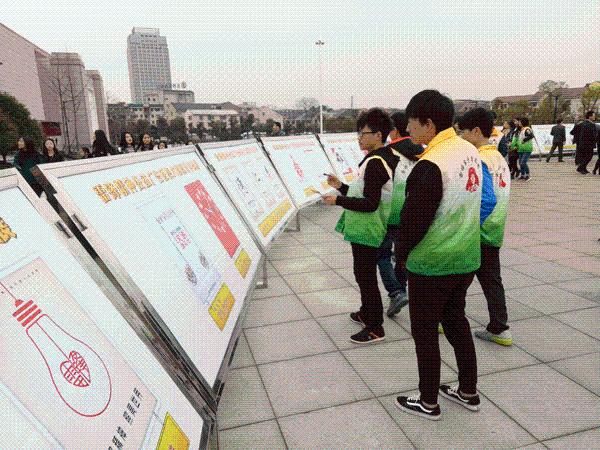 同学们正在参观展览作品