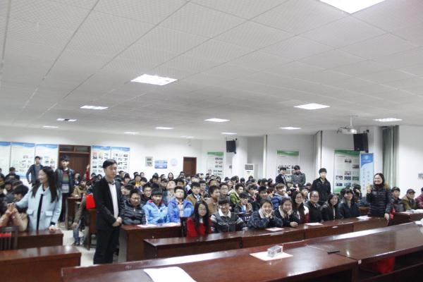 王颖老师同在座同学大合影