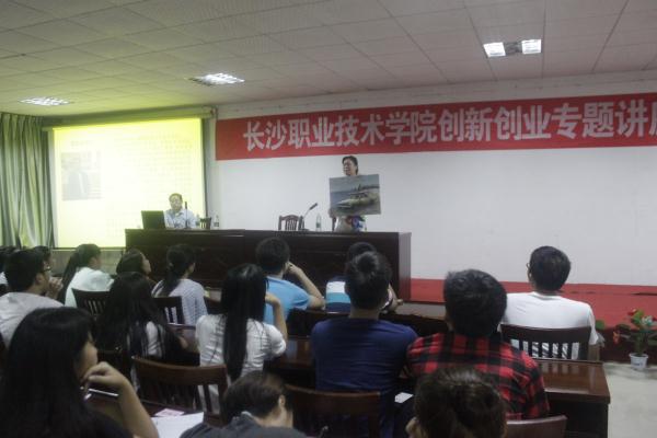 潘书记为大家展示艺术作品 潘书记为大家展示艺术作品