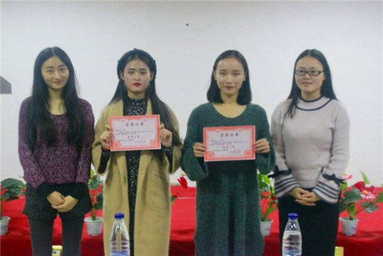 分院学工秘书李郴、辅导员张巧玲为优秀干部颁奖 分院学工秘书李郴、辅导员张巧玲为优秀干部颁奖
