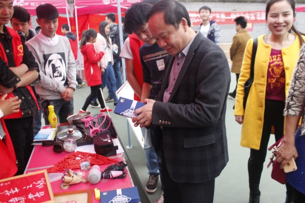 朱院长亲临我系爱心义卖现场 朱院长亲临我系爱心义卖现场