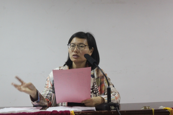 谭小芳老师宣布优秀班级和获奖个人 谭小芳老师宣布优秀班级和获奖个人