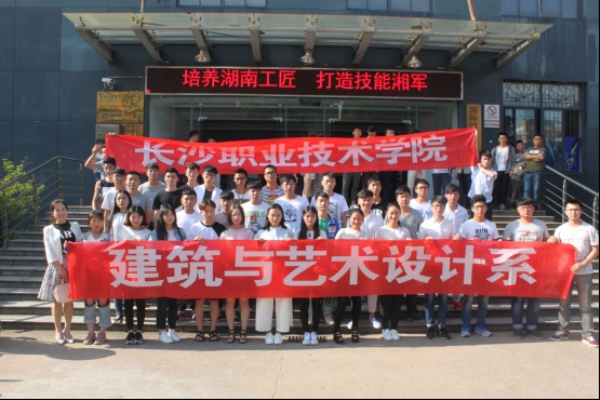 我系代表在大众传媒学校合影 我系代表在大众传媒学校合影