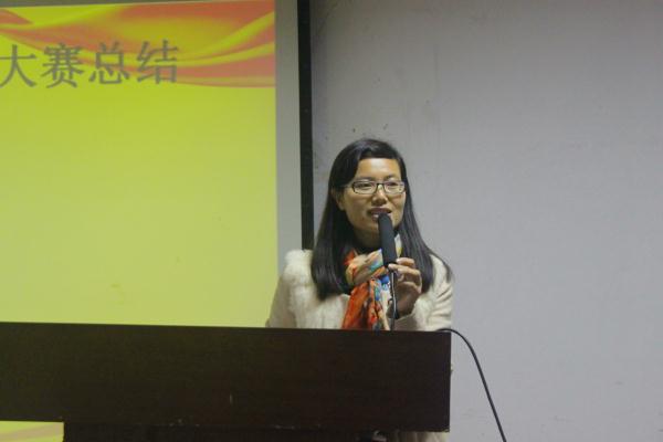 学工秘书谭小芳老师宣布获奖名单 学工秘书谭小芳老师宣布获奖名单