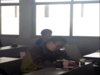 郑伟教授认真听取教师们说课 郑伟教授认真听取教师们说课