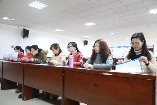 导师们在认真听会看资料