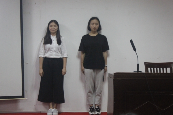 花艺社代表教女生标准站姿 花艺社代表教女生标准站姿