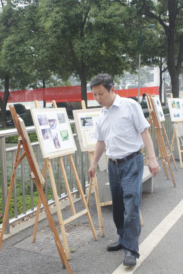 张院长观看学生作品