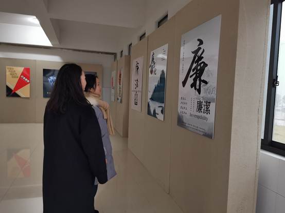 说明: E:\罗慧.2020下\党总支\廉洁文化进校园\照片\微信图片_20201214094025.jpg