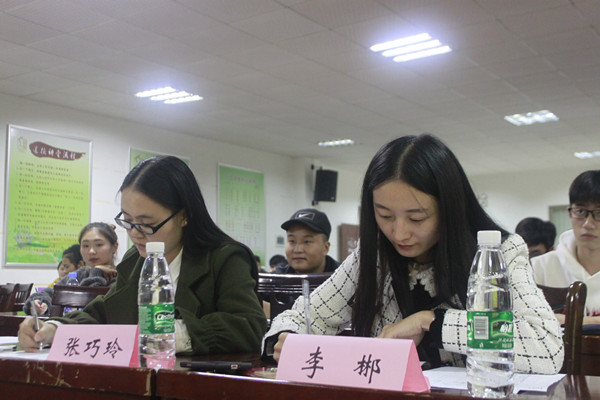 评委老师认真评分 评委老师认真评分