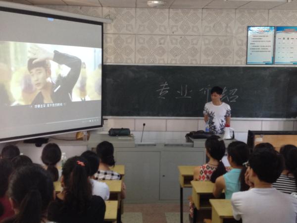 广告设计与制作专业的专业教师赵毅在做专业介绍
