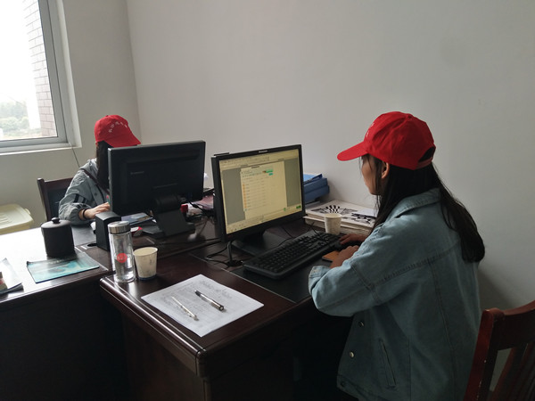 志愿者们在整理大三返校学生的资料 志愿者们在整理大三返校学生的资料