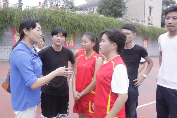 潘书记为女生球员指点经验 潘书记为女生球员指点经验