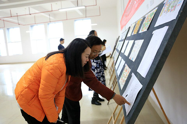 评委老师认真评选 评委老师认真评选