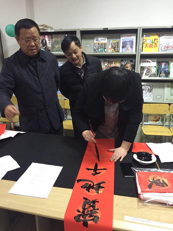 院党委书记彭惊雷观看书写对联 院党委书记彭惊雷观看书写对联