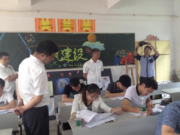 领导们观摩《识图比赛》现场 领导们观摩《识图比赛》现场