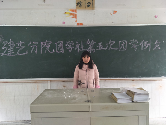 主持人莫凡