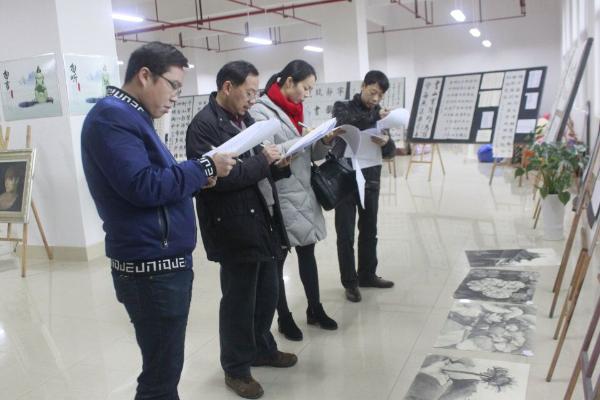 评委老师认真打分 评委老师认真打分