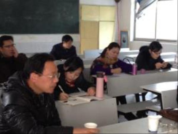 艺术教研室老师们在说课现场 艺术教研室老师们在说课现场