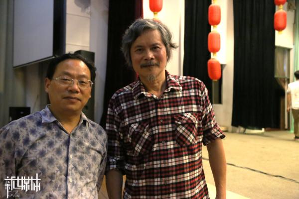 与我系艺术教研室主任曹新建合影 与我系艺术教研室主任曹新建合影