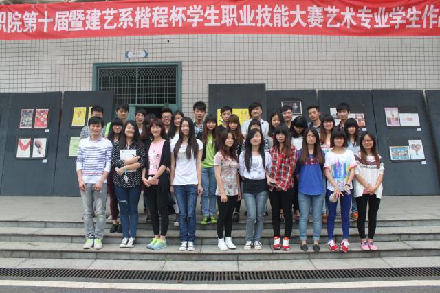 周学长与学弟学妹合影 周学长与学弟学妹合影