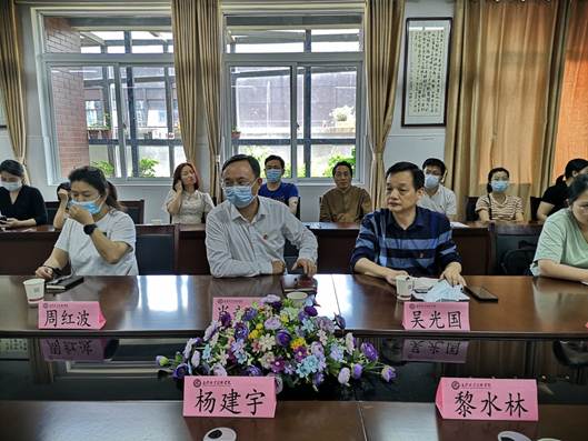 说明: E:\罗慧.2023上\党总支\4.14 主题教育 学习贯彻习近平新时代中国特色社会主义思想\5.18 党课+调研会\党课\3.照片\调研1.jpg