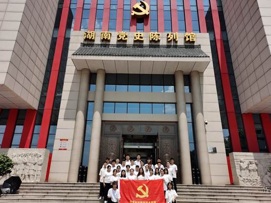 说明: E:\罗慧.入党积极分子-发展对象-预备党员-党员转正.2019-\3.预备党员接收\预备党员接收20210531\宣誓\6.23宣誓照片\党史馆\馆外合影.jpg