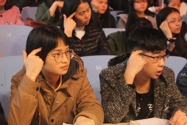 学生干部认真学习手语