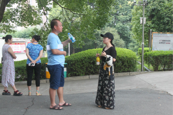 艺术班辅导员童晶向分院党总支副书记许丹汇报军训期间情况 艺术班辅导员童晶向分院党总支副书记许丹汇报军训期间情况