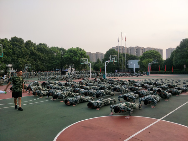 二连全体进行俯卧撑训练 二连全体进行俯卧撑训练