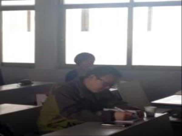 郑伟教授认真听取老师们说课程并作记录 郑伟教授认真听取老师们说课程并作记录